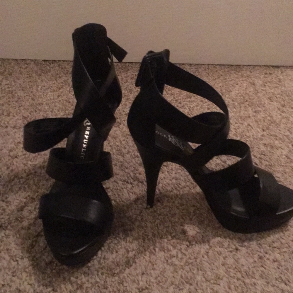 Black heels 🌙